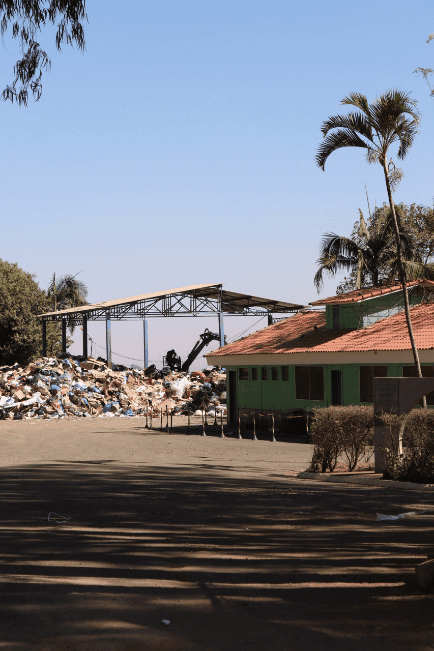 Pátio da sede da Cooperfran em Franca, com o galpão de triagem e materiais recicláveis ao fundo
